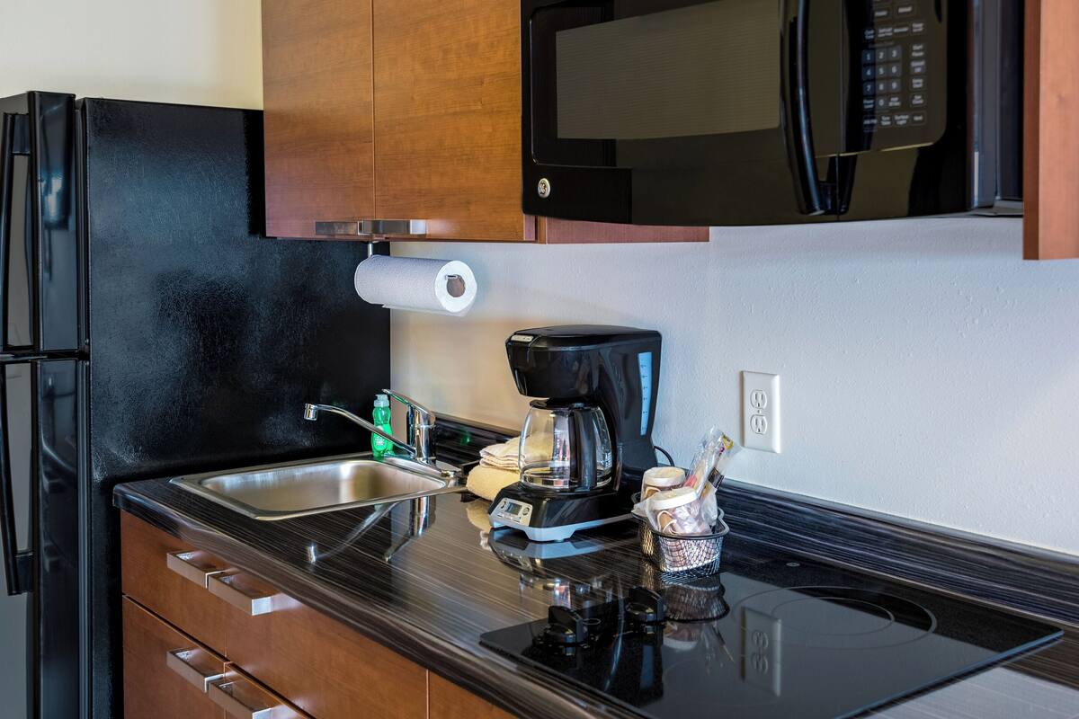 fridge, microwave, stovetop, coffee/tea maker