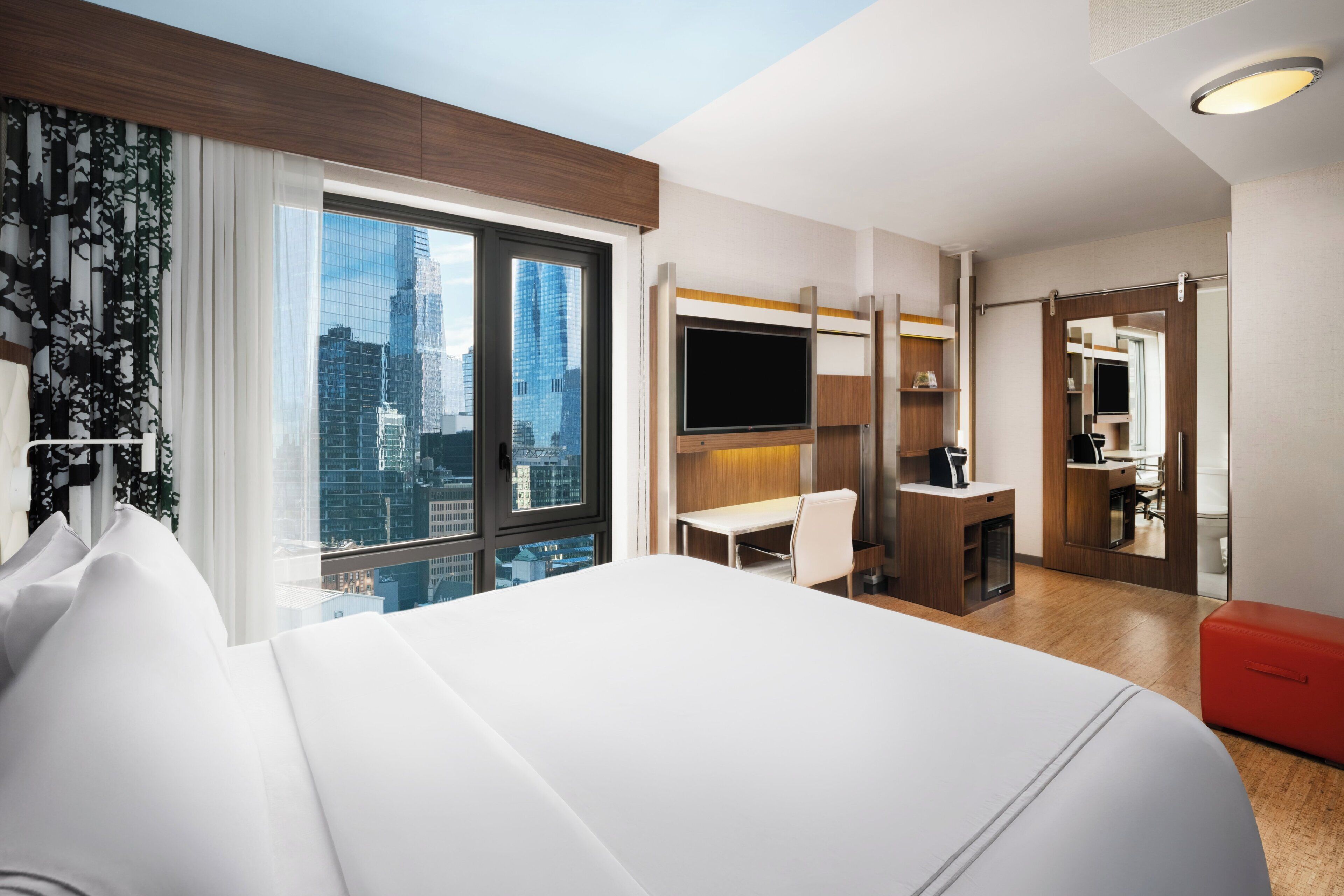 Standard Room, 1 King Bed | Premium bedding, pillowtop beds, in-room safe, desk