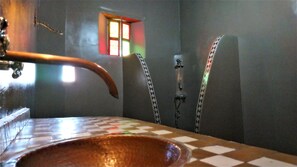 Junior Studio Suite | Bathroom | Towels, soap, toilet paper - R´Mila Medina Fez (Fes)