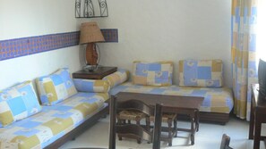Romantische Suite, 1 Schlafzimmer, Raucher, Poolblick | Wohnbereich
