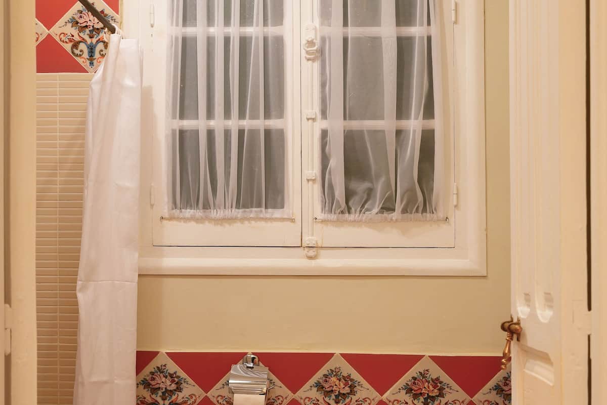 Tek Büyük Yataklı Oda (Damasco) | Banyo | Ücretsiz banyo/kozmetik ürünleri, saç kurutma makinesi, havlu