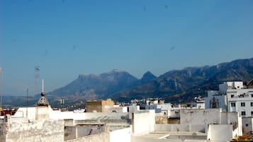 Vista de un paisaje montañoso con edificios en primer plano.