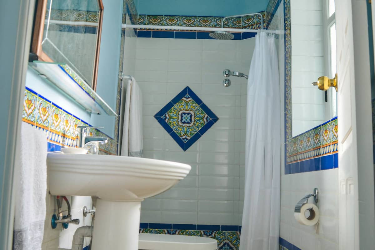 Tek Büyük Yataklı Oda (Cairo) | Banyo | Ücretsiz banyo/kozmetik ürünleri, saç kurutma makinesi, havlu