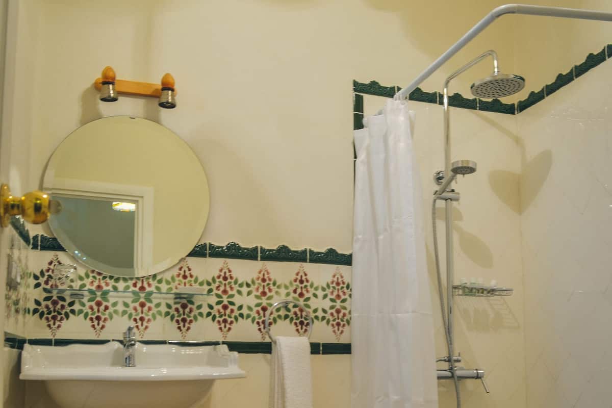 Tek Büyük Yataklı Oda (Jordania) | Banyo | Ücretsiz banyo/kozmetik ürünleri, saç kurutma makinesi, havlu