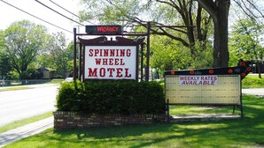 Property grounds - Spinning wheel Motel (Baraboo)