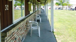 Terrace/patio - Spinning wheel Motel (Baraboo)