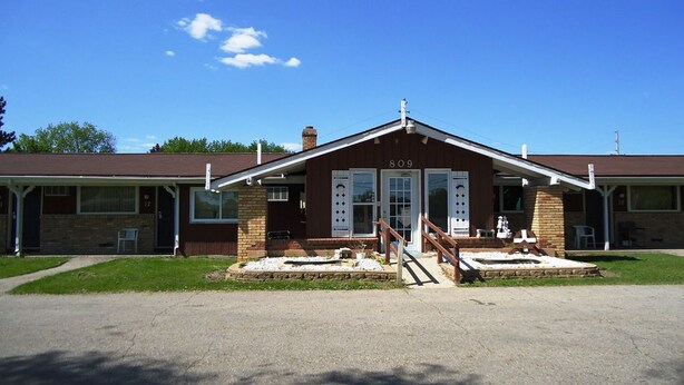 Property entrance - Spinning wheel Motel (Baraboo)