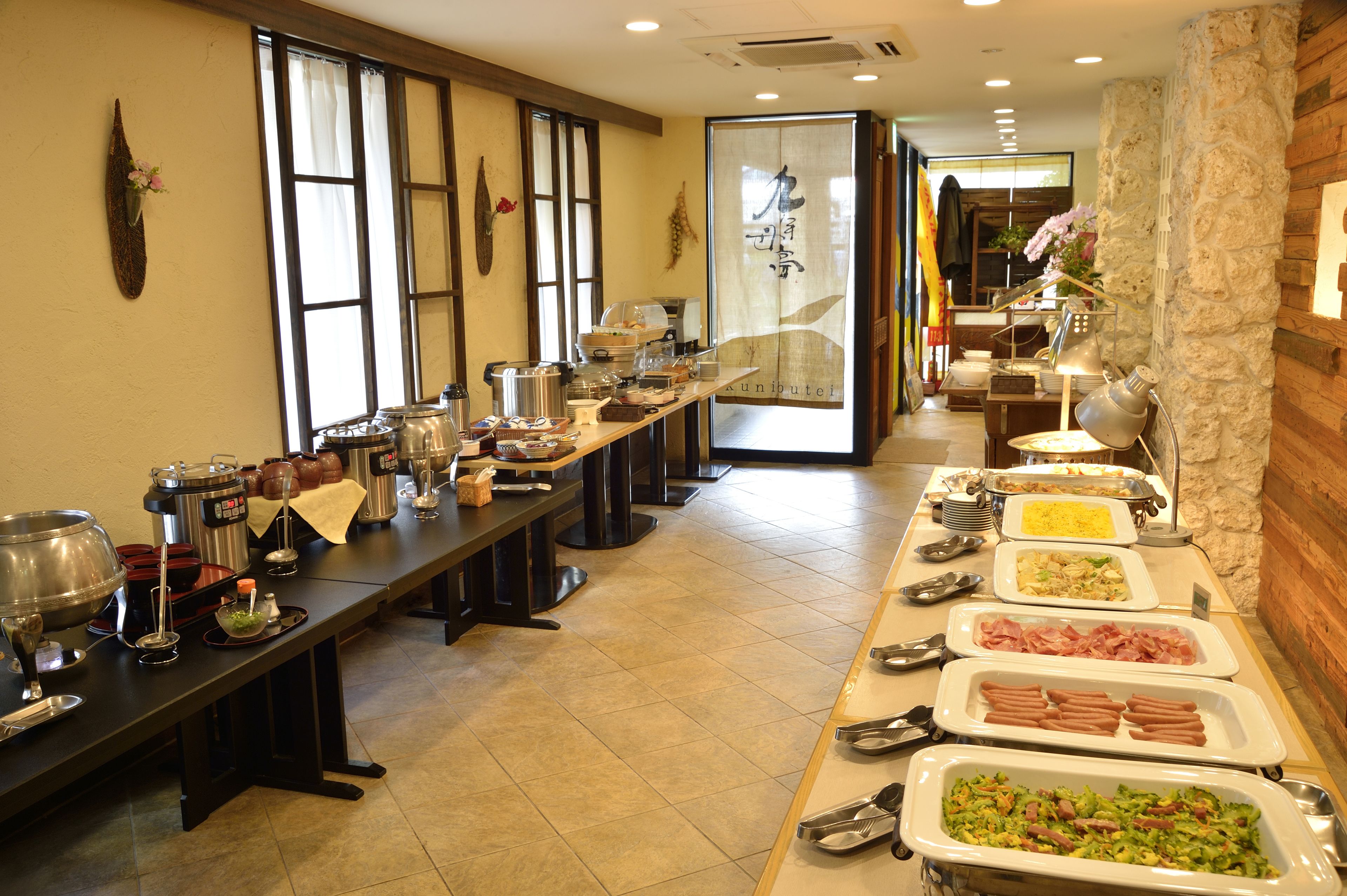 2 restaurantes; se sirve desayuno, almuerzo y cena