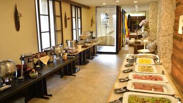 2 restaurantes; se sirve desayuno, almuerzo y cena