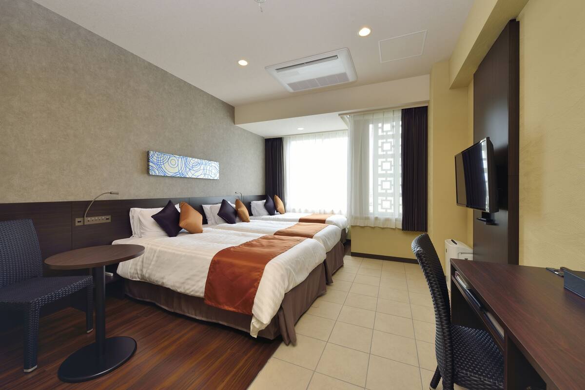 雙床房 (Partial Hollywood Twin, 3 Single Beds) | 客房內保險箱、遮光布/窗簾、熨斗/熨衣板、免費無線上網
