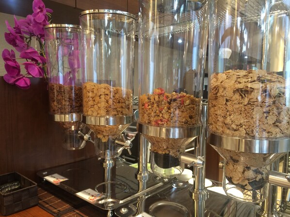 Un dispensador de cereales con diferentes tipos.