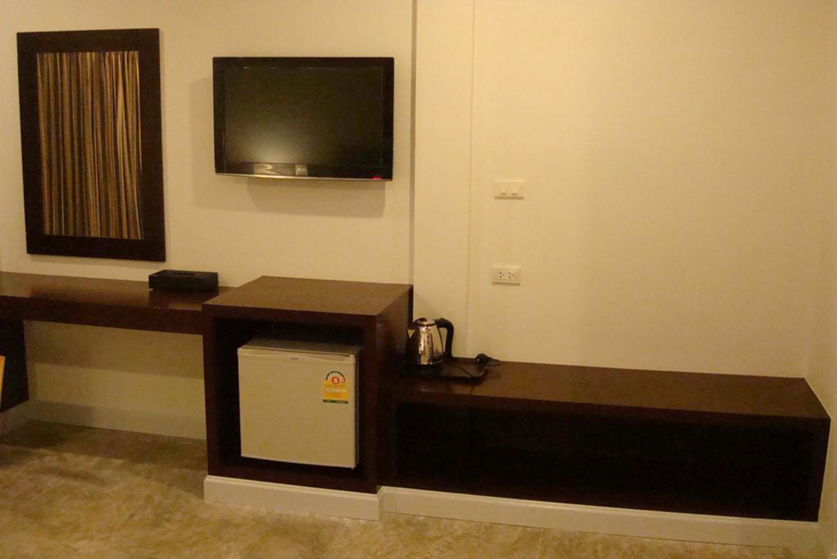 standard room | minibar, in-room safe, desk, free wifi
