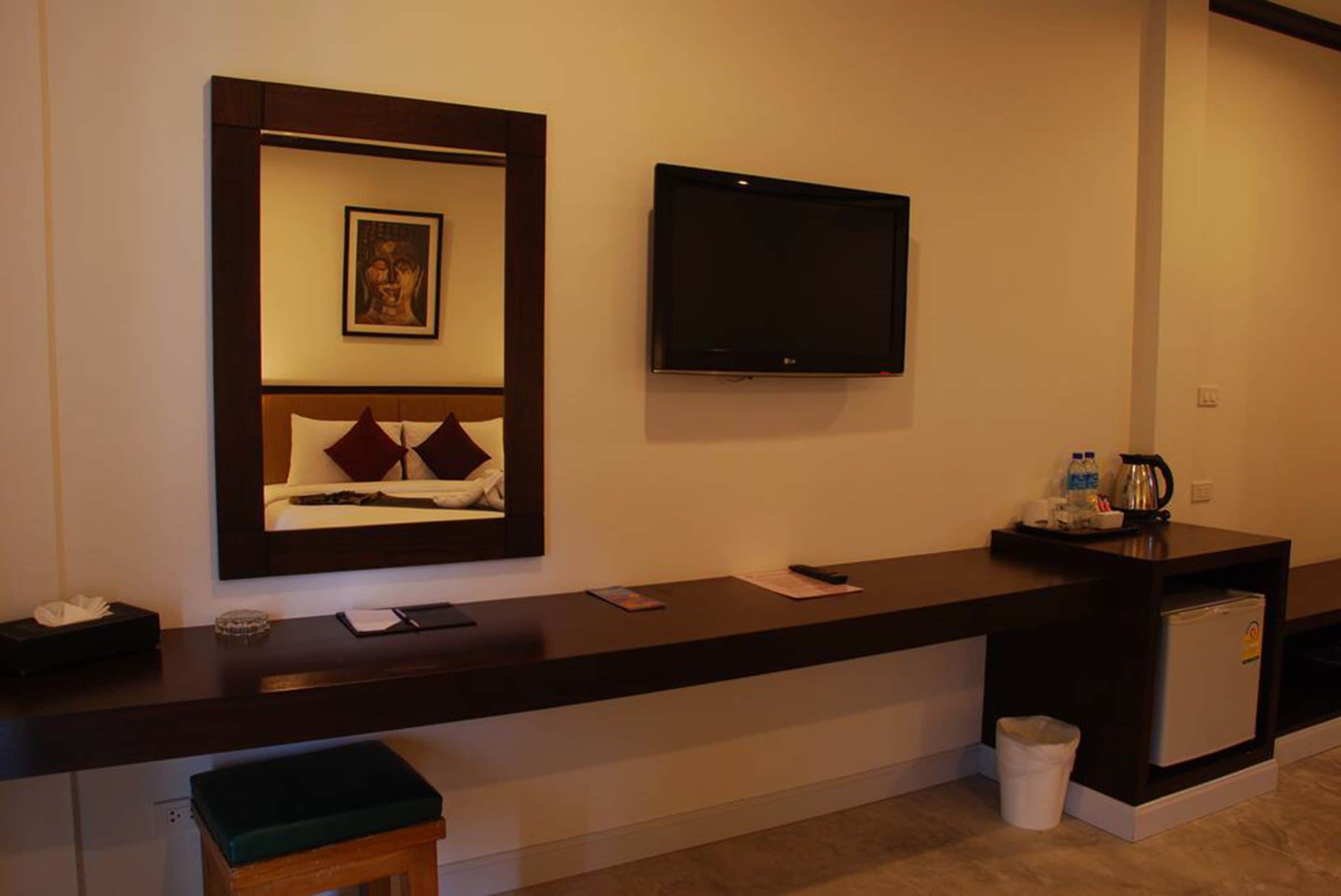 deluxe double or twin room, 1 bedroom | minibar, in-room safe, desk, free wifi