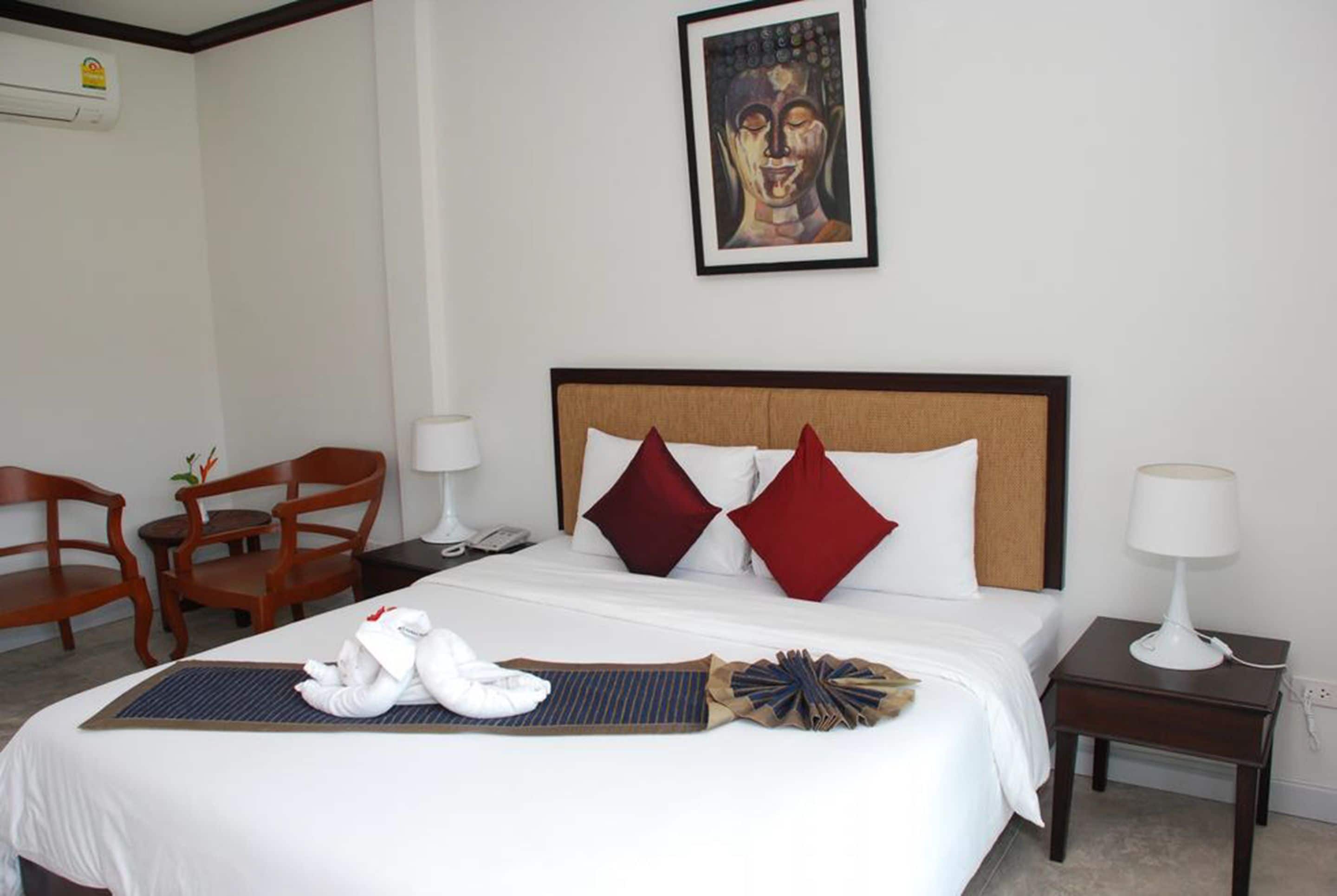 standard room | minibar, in-room safe, desk, free wifi