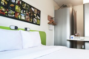 Desk, soundproofing, free WiFi, bed sheets
