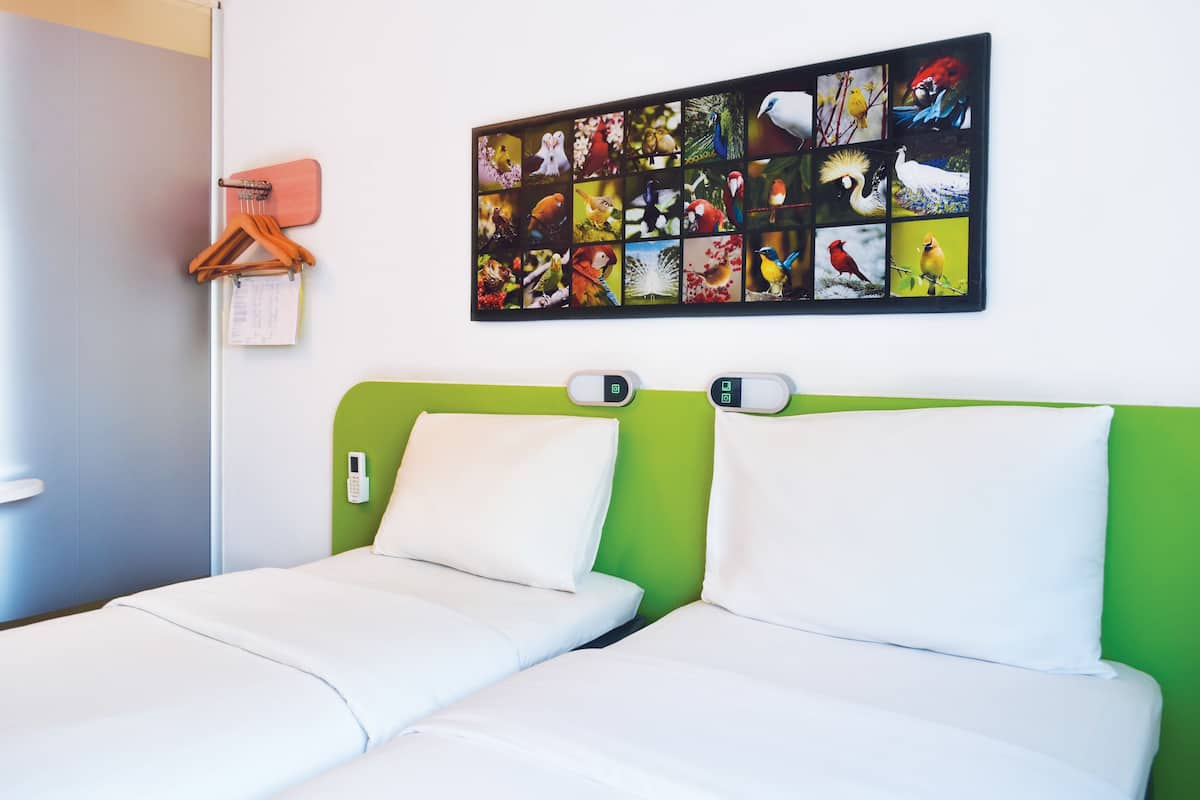 Standard Room, 2 Twin Beds | Desk, soundproofing, free WiFi, bed sheets