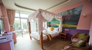 Un dormitorio con cama con dosel, una mesita de noche pequeña, una silla de mimbre y un cuadro en la pared.
