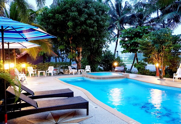 สระว่ายน้ำกลางแจ้ง