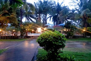 สระว่ายน้ำกลางแจ้ง