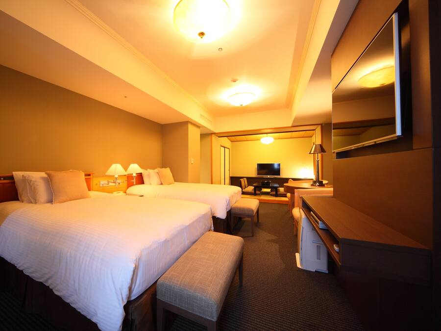 Traditional Suite, Non Smoking | In-room safe, desk, blackout drapes, soundproofing