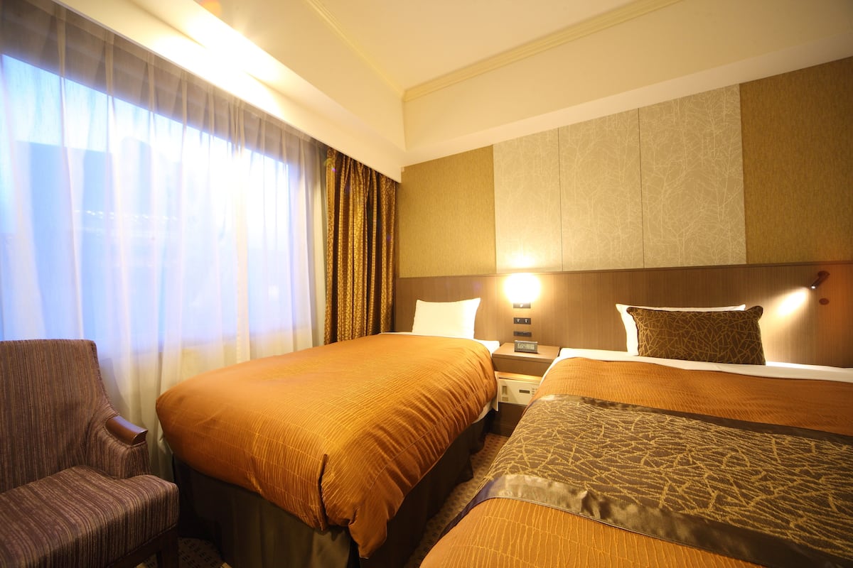 Premium bedding, in-room safe, desk, blackout drapes