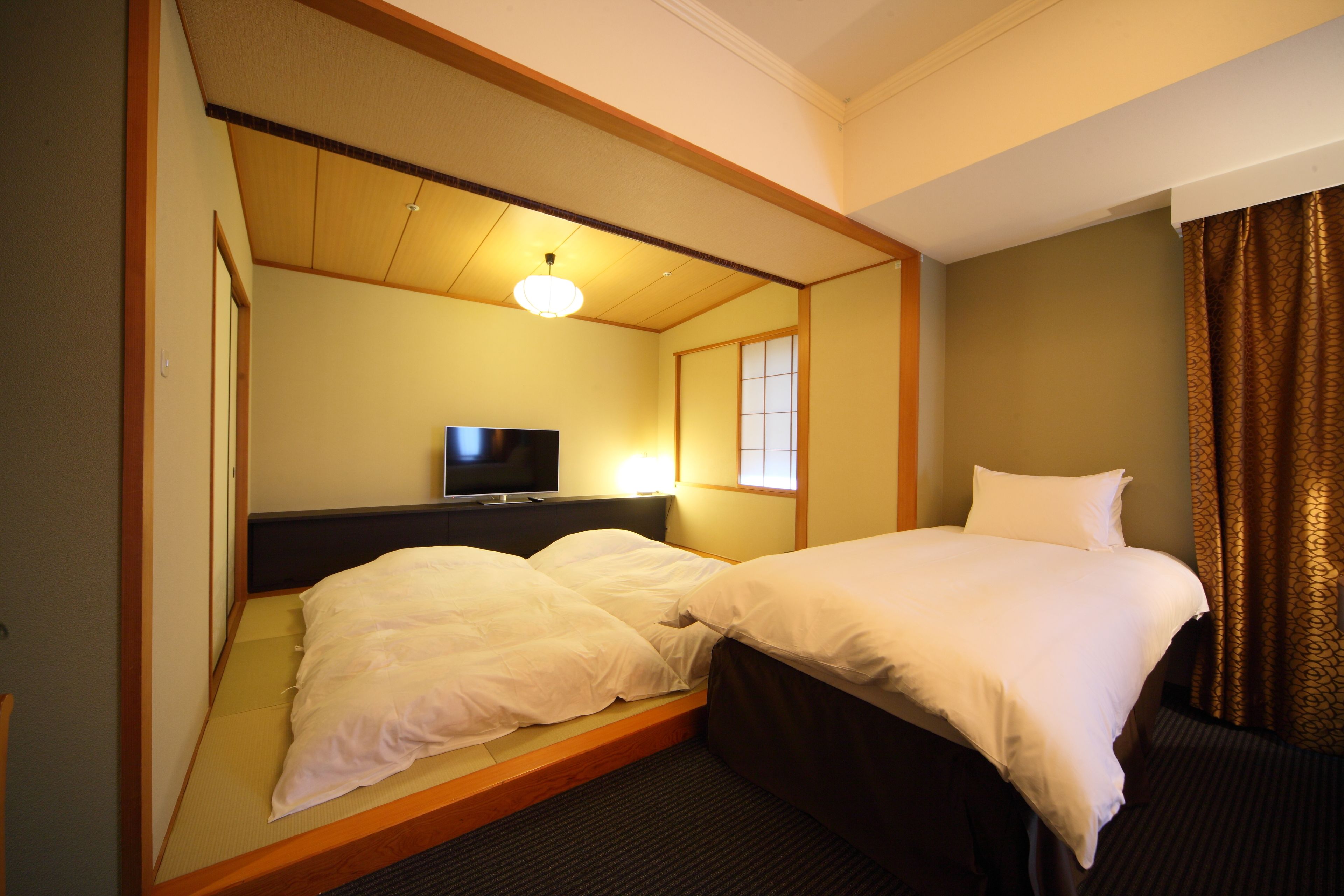 traditional suite, non smoking | 1 bedroom, premium bedding, in-room safe, desk