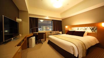 Premium bedding, in-room safe, desk, blackout drapes