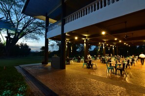 Serveert ontbijt, lunch, internationale gerechten, uitzicht op de tuin 