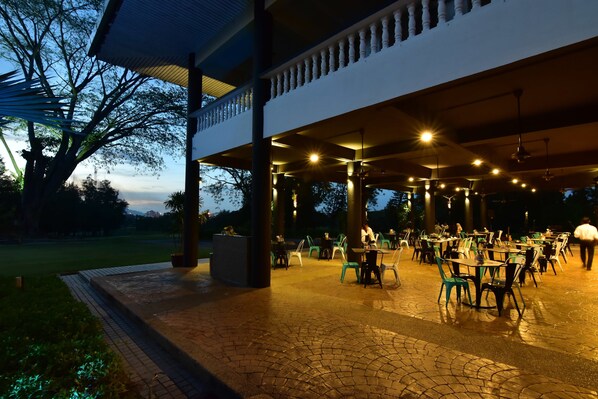 Breakfast, lunch, dinner served; international cuisine, garden views