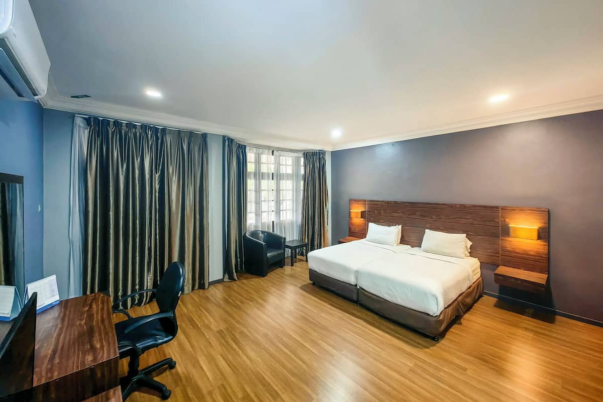 Frigobar, cofres nos quartos, escrivaninha