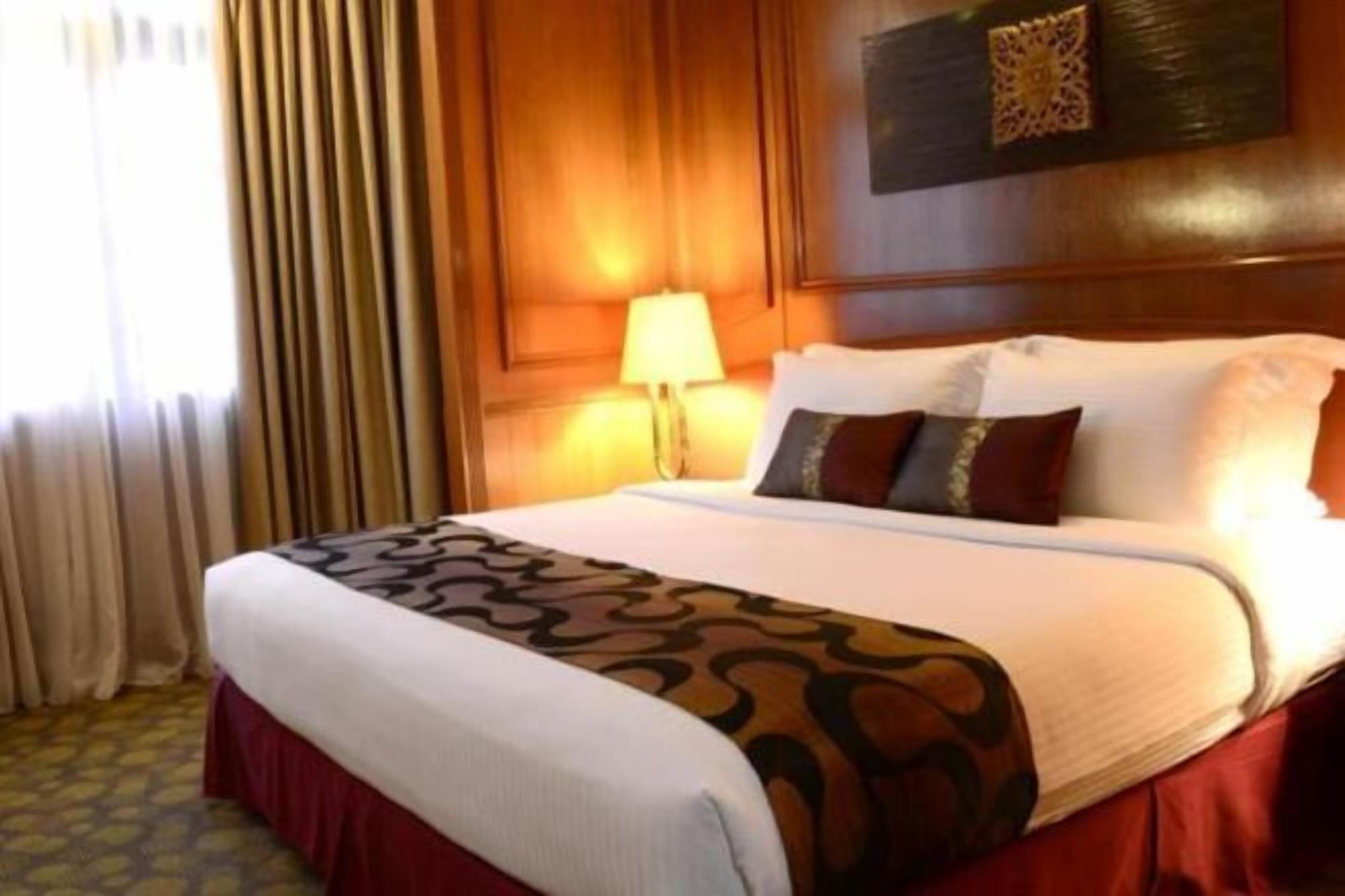 Minibar, in-room safe, desk, iron/ironing board