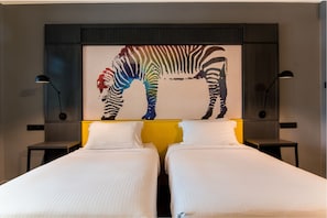Deluxe-Zimmer (Newly Renovated) | Minibar, Zimmersafe, Schreibtisch, Bügeleisen/Bügelbrett