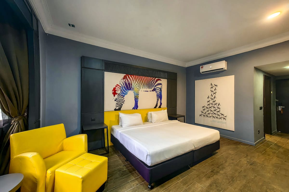 Deluxe Room, 1 Queen Bed | Minibar, in-room safe, desk, iron/ironing board