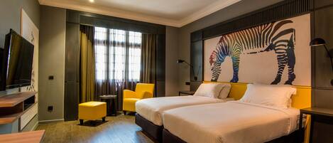 Chambre Deluxe (Newly Renovated) | Minibar, coffres-forts dans les chambres, bureau