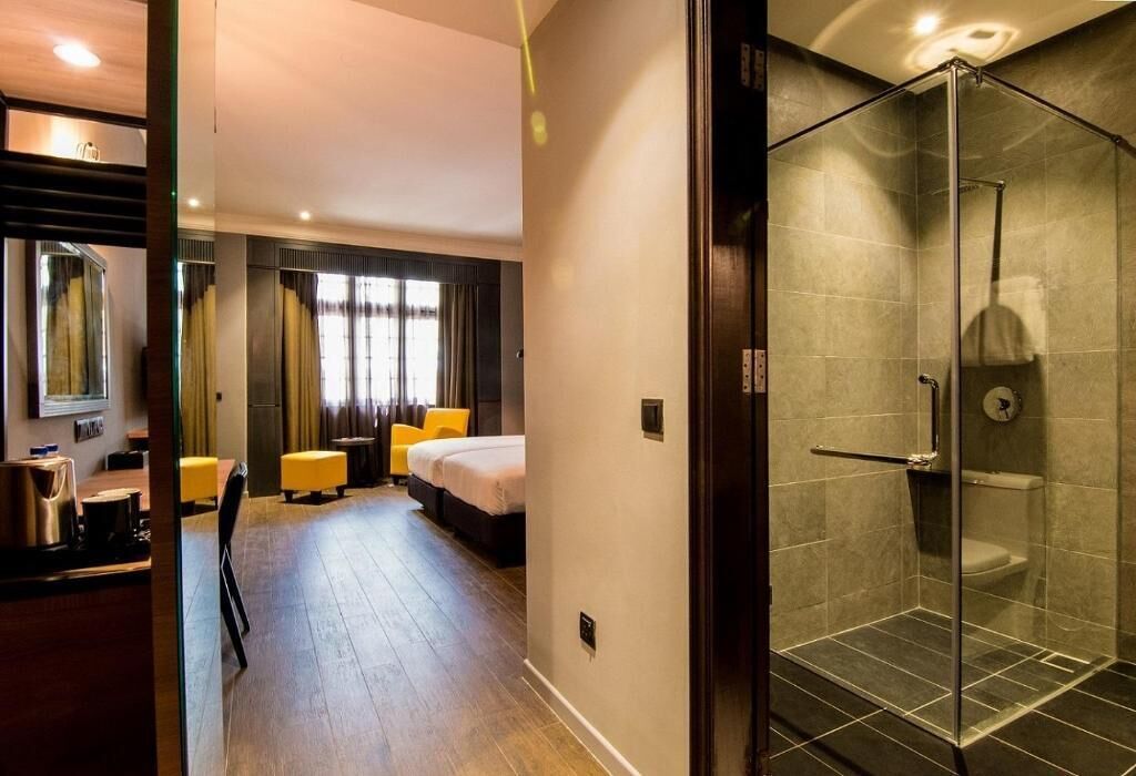 Minibar, coffres-forts dans les chambres, bureau