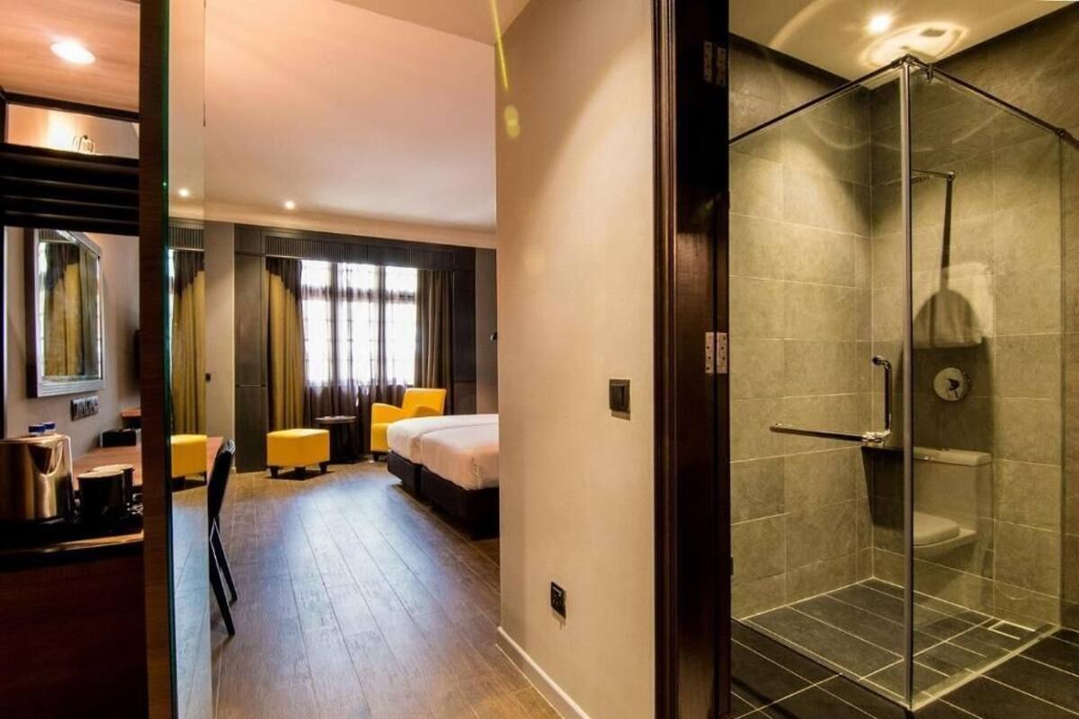 Minibar, coffres-forts dans les chambres, bureau