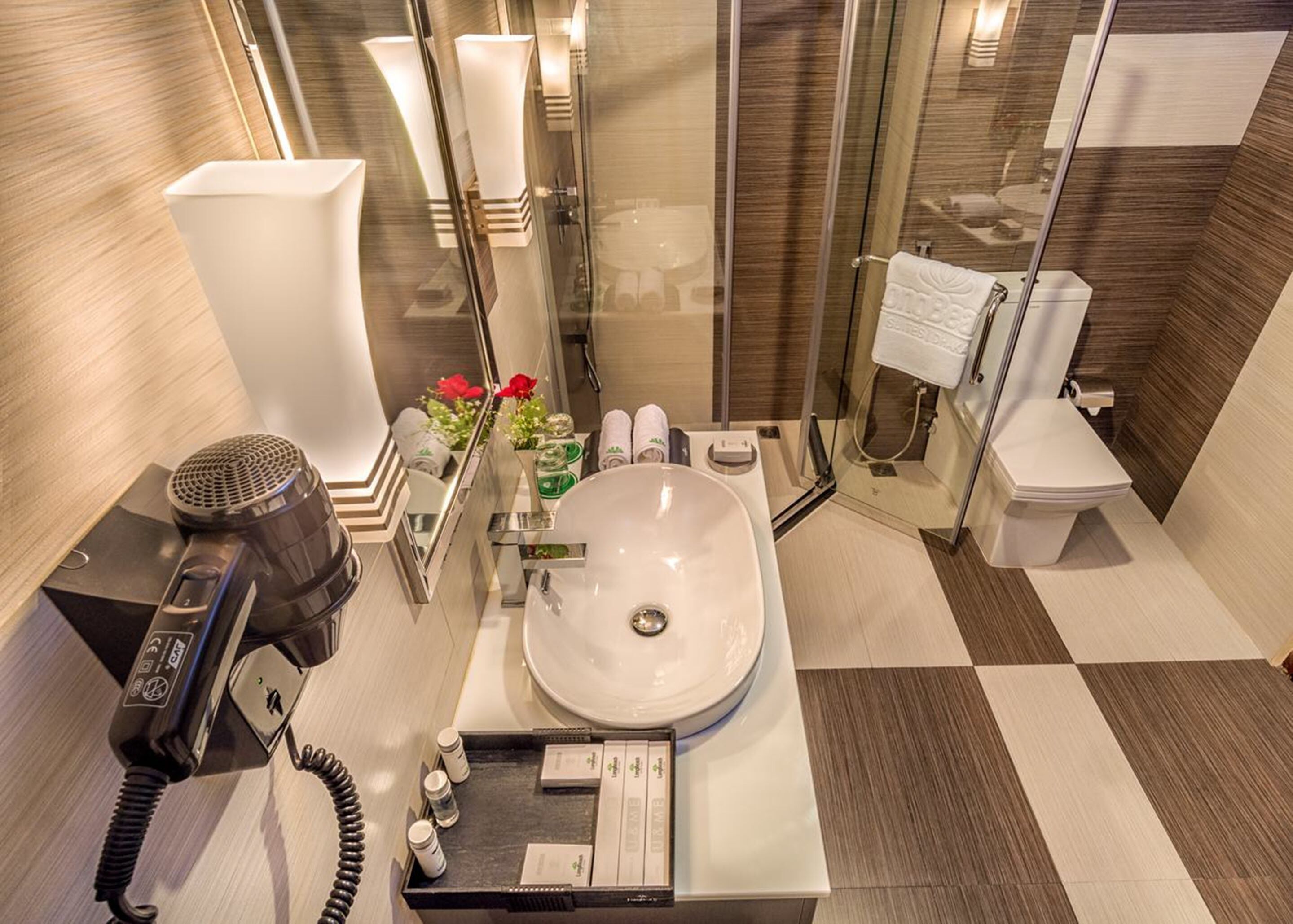 premier twin room | minibar, in-room safe, desk, free wifi