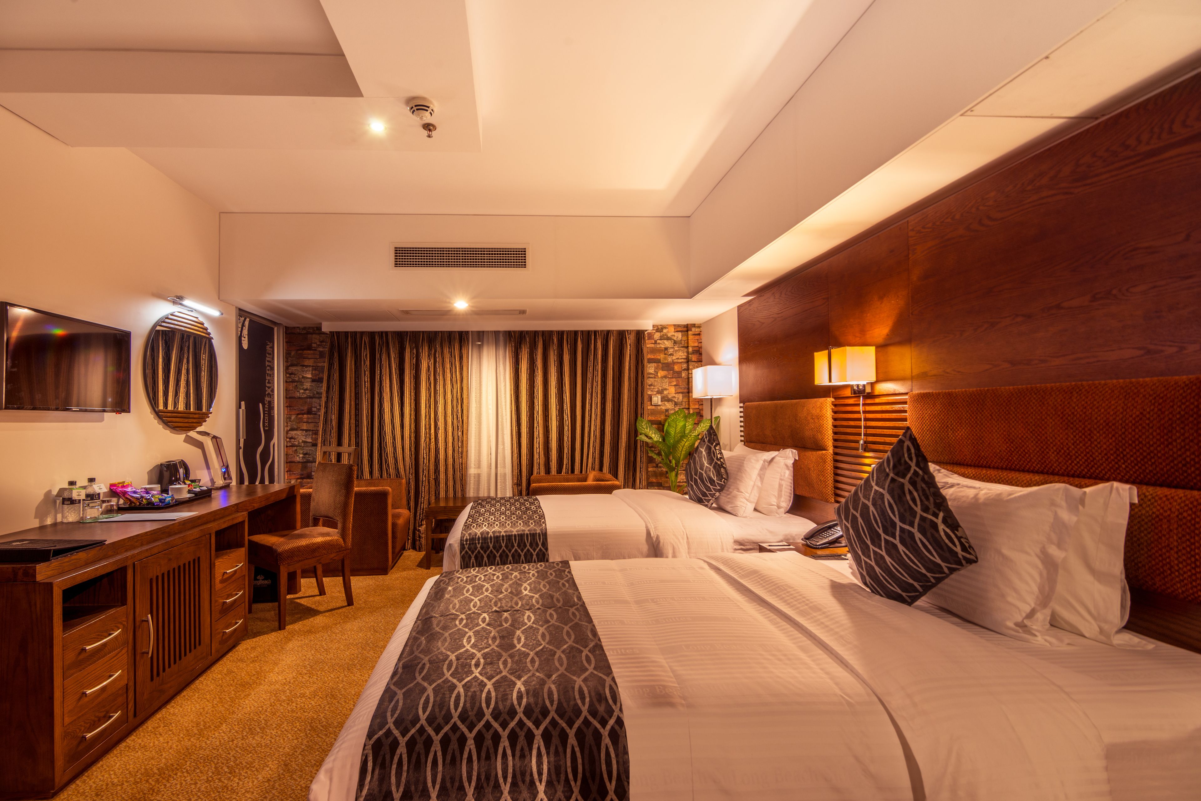 premier twin room | minibar, in-room safe, desk, free wifi