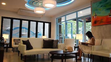 Lobby lounge