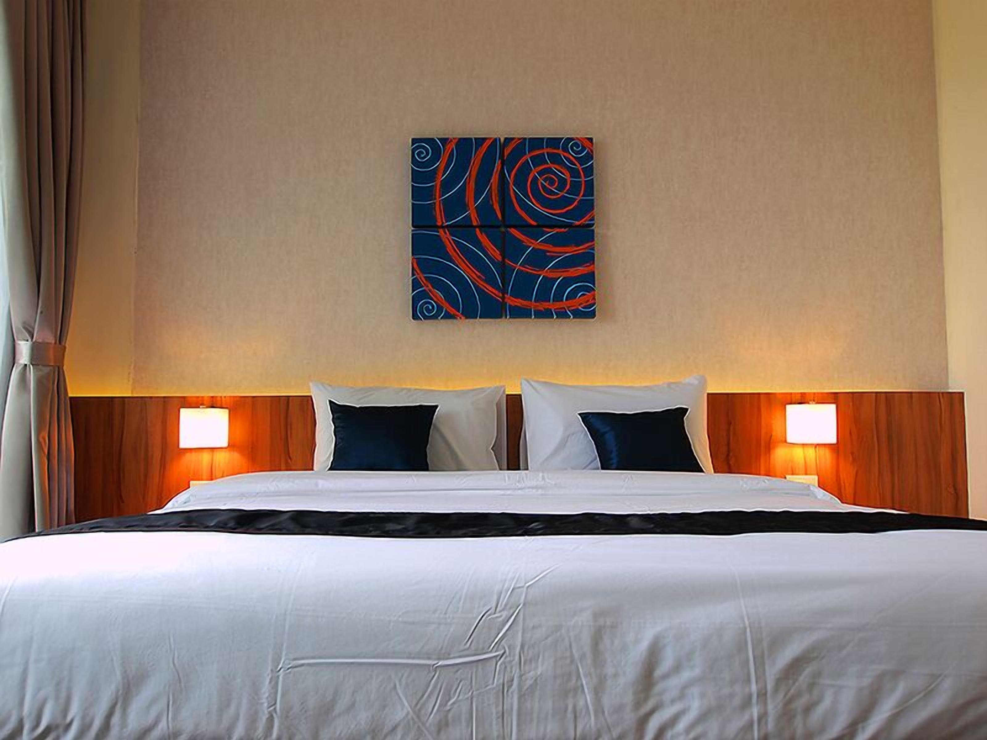 deluxe double room | desk, rollaway beds, free wifi