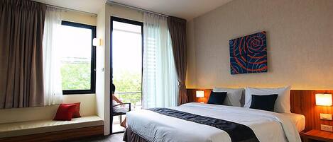 Desk, rollaway beds, free WiFi