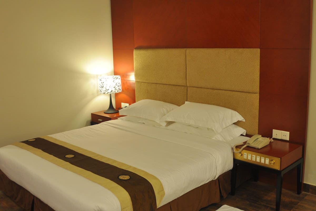 1 bedroom, egyptian cotton sheets, premium bedding, down duvets