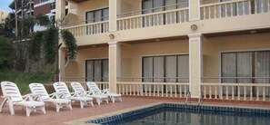 Außenpool, Sonnenschirme, Liegestühle