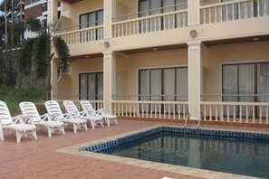 Piscina externa, guarda-sóis, espreguiçadeiras