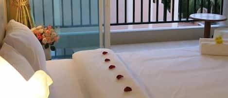 Een kluis op de kamer, verduisterende gordijnen, gratis babybedden