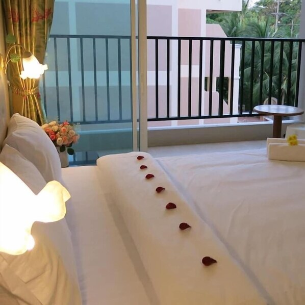 Zimmersafe, Verdunkelungsvorhänge, kostenlose Babybetten, Zustellbetten