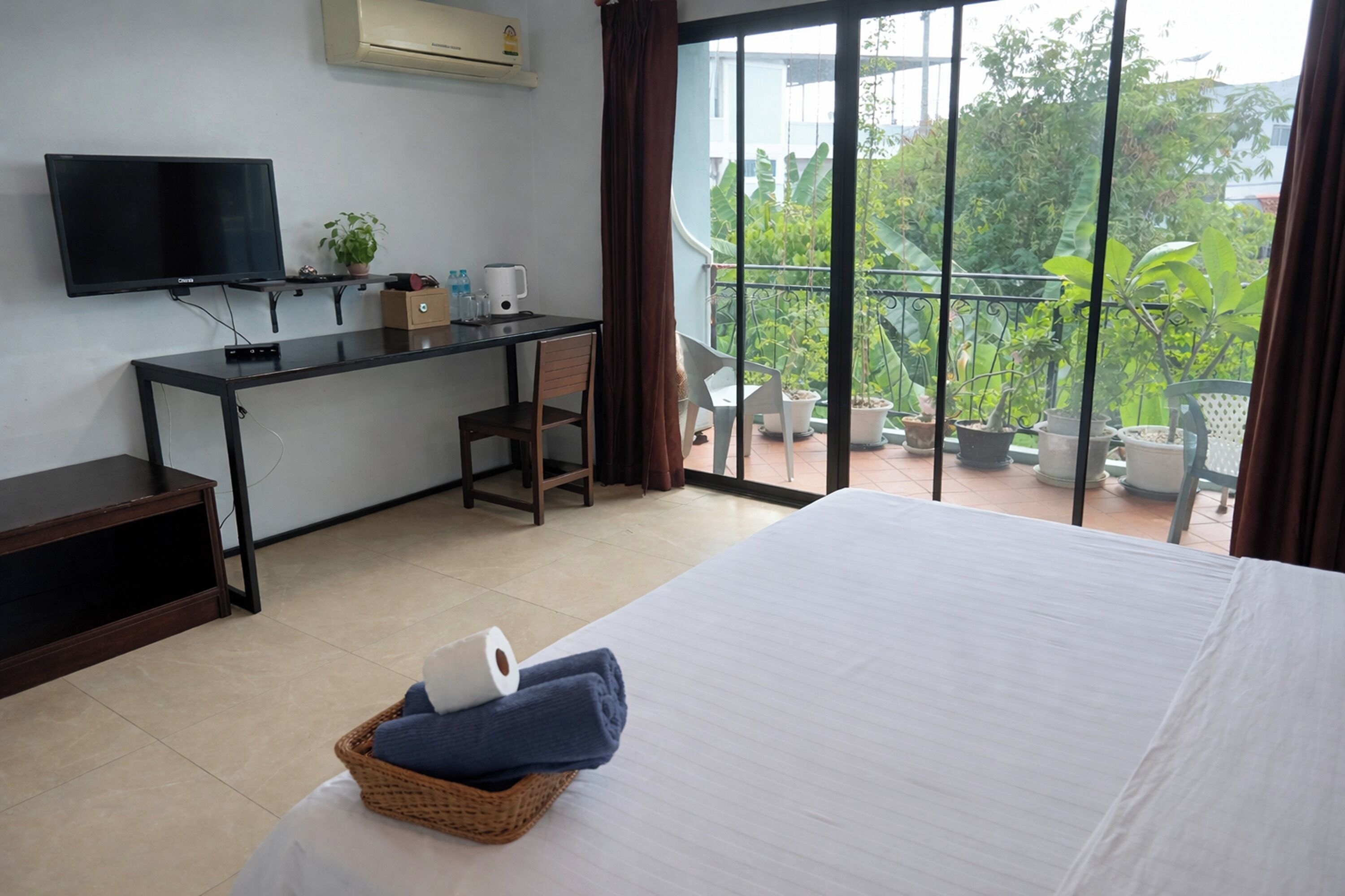 Chambre Double Deluxe | Bureau, lits pliants/supplémentaires, Wi-Fi gratuit