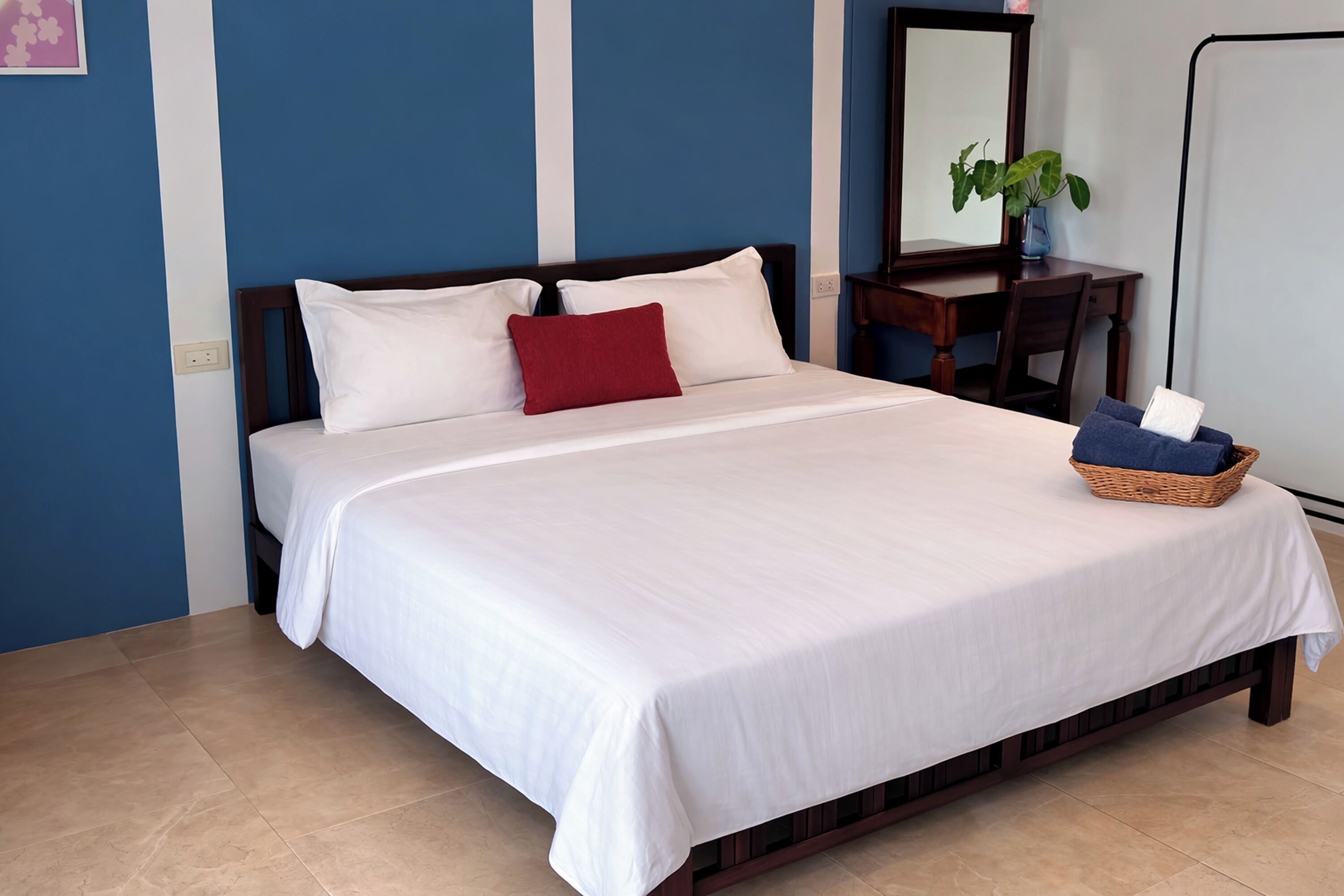 Deluxe kamer, 1 kingsize bed | Een kluis op de kamer, een bureau, verduisterende gordijnen