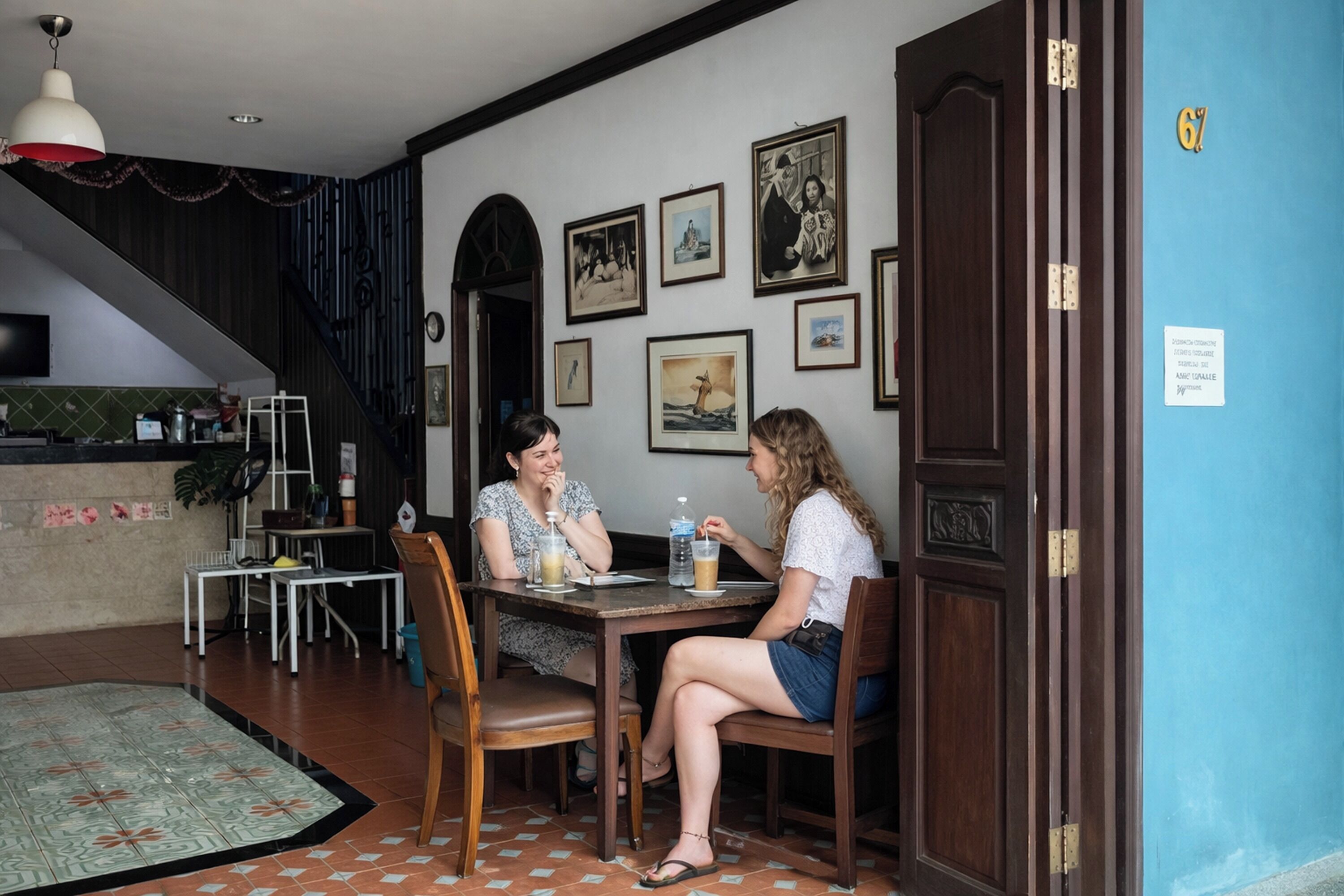 Uma sala de jantar com uma mesa, cadeiras e uma escada.