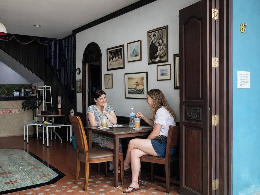 Uma sala de jantar com uma mesa, cadeiras e uma escada.